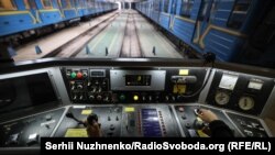 Kiyev metrosu qatarının idarəetmə paneli