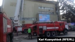 Пожарные машины у горящего здания Академии искусств имени Жургенова. Алматы, 20 марта 2015 года.