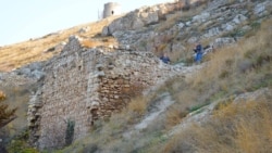 Сохранившиеся остатки стены генуэзской крепости впечатляют