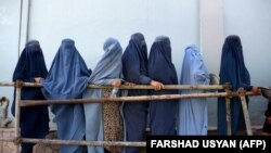 Femei din Afganistan care poartă burqa