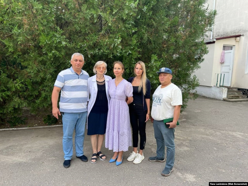 Зліва направо: «директор департаменту охорони здоров’я Херсонської області» від окупаційної влади Вадим Ільмієв, призначена РФ «в.о. директора» будинку дитини Тетяна Завальська, Інна Варламова, депутатка Держдуми Яна Лантратова, радник Ільмієва Артиш Сат. 26 серпня 2022 року