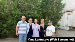 მარცხნიდან მარჯვნივ: ვადიმ ილმიევი, ხერსონის საოკუპაციო ადმინისტრაცია; ტატიანა ზავალსკაია, რუსეთის მიერ დანიშნული ბავშვთა სახლის დირექტორი ინა ვარლამოვა; სახელმწიფო დუმის დეპუტატი იანა ლანტრატოვა; ილმიევის მრჩეველი არტიში. 2022 წლის 26 აგვისტო.