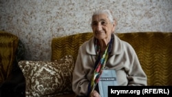 Kitapnıñ muellifi Nuriye apte Biyazova, qırımtatar milliy areketiniñ veteranı, Qırım, Qarasuvbazar, 2018 senesi aprel 30 künü