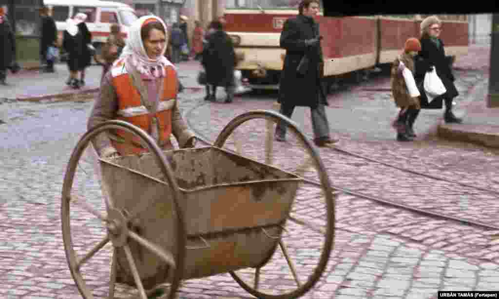 O angajată a salubrității, în București (1986).&nbsp;