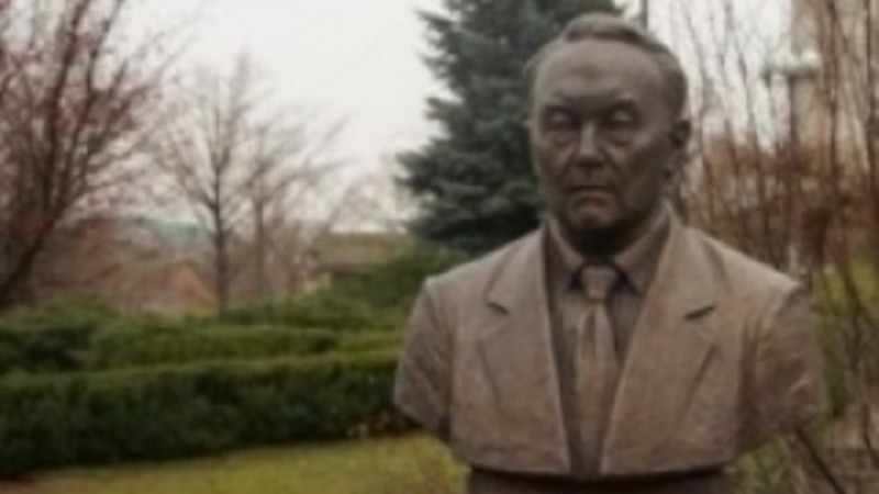 Украина билігі Назарбаевтың барельефін бұзудан бас тартты