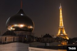 Cupola de pe Catedrala ortodoxă rusă a Sfintei Treimi în construcție pe Quai Branly în centrul Parisului