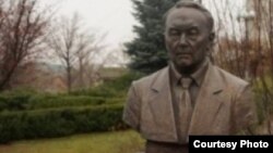 Нұрсұлтан Назарбаевтың Молдованың құрамындағы «Гагауз Ері» автономиясында қойылған ескерткіші. Сурет Қазақстанның сыртқы істер министрлігінің ресми сайтынан алынды.