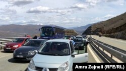 Kolona automjetesh në Rrugën e Kombit, afër tunelit të Kalimashit,31 mars 2018. 