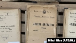 Unele dintre dosare păstrează din clasificările făcute de instituțiile care le-au avut în grijă.