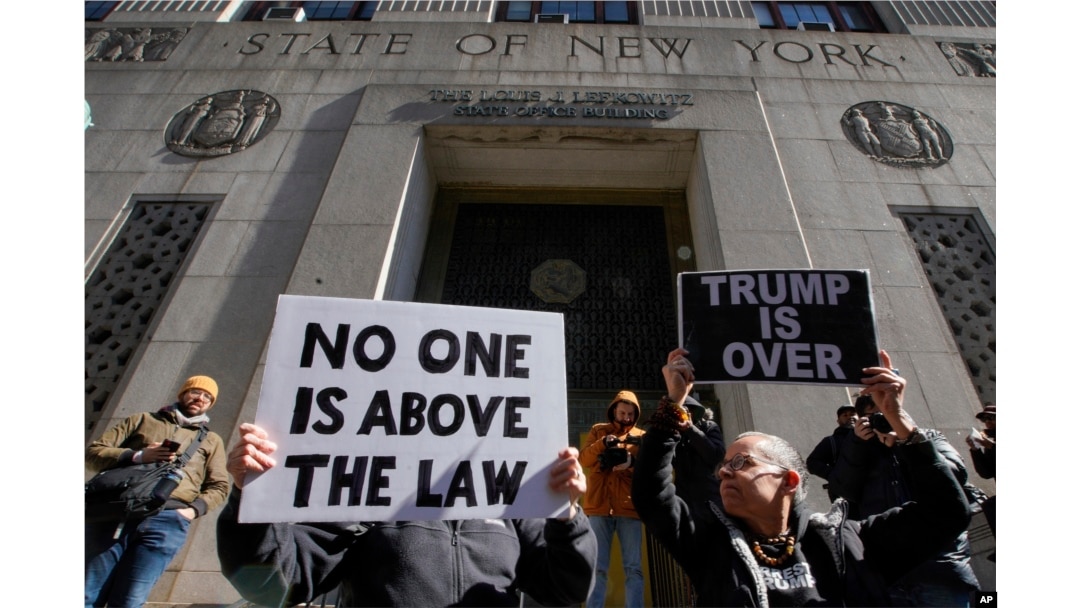 Mai multe persoane au scandat pe 20 martie 2023 în fața curții care a investigat acuzațiile penale aduse fostul președinte american Donald Trump.