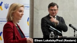 Ministrul de Externe britanic Liz Truss și omologul său ucrainean Dmitro Kuleba în 17 februarie, la Kiev, cu o săptămână înaintea invadării Ucrainei.