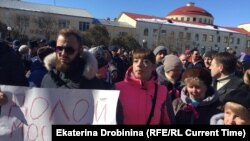 People protest against the Yadrovo garbage dump in Volokolamsk, near Moscow, on March 24.