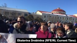 Протестующие требуют закрыть мусорный полигон «Ядрово» в Волоколамске, 24 марта 2018 года