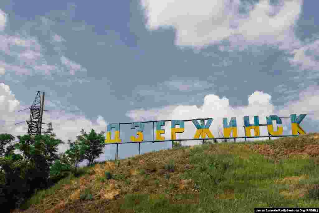 The Dzerzhynsk sign has been painted with the colors of the Ukrainian flag.