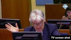 Radovan Karadžić u sudnici Tribunala pred kojim je optužen za genocid, septembar 2010