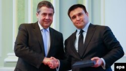 Министр иностранных дел Украины Павел Климкин (п) и его немецкий коллега Зигмар Габриэль, архивное фото