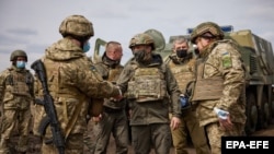 Ուկրաինայի նախագահ Վլադիմիր Զելենսկին հակամարտության գոտում հանդիպում է զինծառայողների հետ, Դոնբադի շրջան, 8-ը ապրիլի, 2021թ.