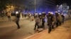 Iskustva sa terena pokazuju da su uslovi u kojima reporteri rade u Srbiji u poslednje vreme ekstremno nebezbedni. Na fotografiji: novinari sa šlemovima i gas maskama iza policajaca na protestu u Beogradu, Srbija, 15. avgust 2025.