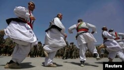 شماری از افغان‌ها در حال اجرای اتن