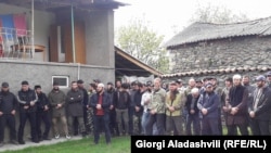 აქციის მონაწილეები მაჩალიკაშვილების ეზოში. სოფელი დუისი 