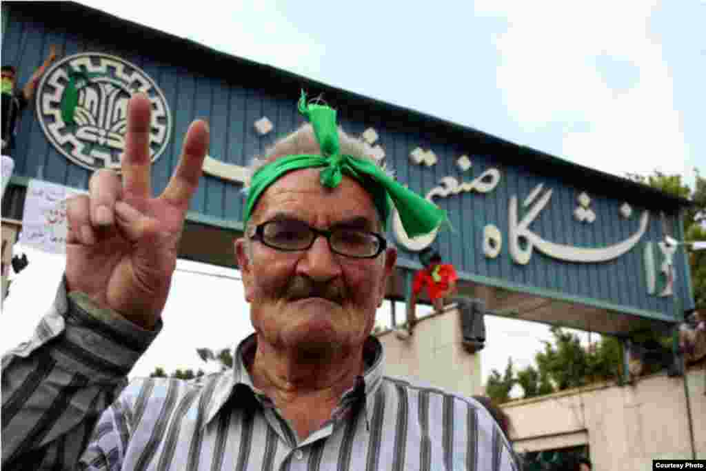 Susţinător al lui Mir Hossein Musavi în faţa universităţii Sharif din Teheran