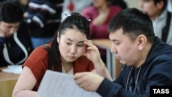 Мигранты во время экзамена на знание русского языка (архивное фото)