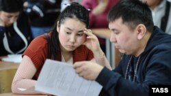 Мигранттар Екатеринбургда тест тапшырууда. 13-январь, 2015-жыл