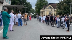Više desetina zdravstvenih radnika okupilo se na protestu zbog privođenja medicinskog tehničara, Novi Sad, 22. avgust 2025.