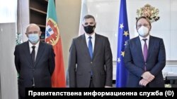 Министър–председателят Стефан Янев (в средата), министърът на външните работи на Португалия Аугущо Сантуш Силва (ляво) и еврокомисарят по съседство и разширяване Оливер Вархеи (дясно)