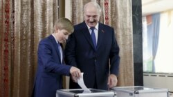 Мікалай і Аляксандар Лукашэнка на прэзыдэнцкіх выбарах, кастрычнік 2015