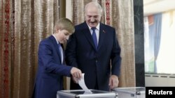 Belarus prezidenti Alexander Lukashenko v kiçik oğlu Nikolay 