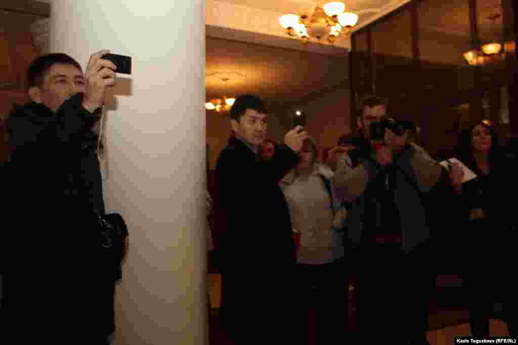 Фотокорреспонденты и люди в штатском снимают акцию протеста журналистов газеты &laquo;Голос республики&raquo;. Алматы, 22 февраля 2013 года.