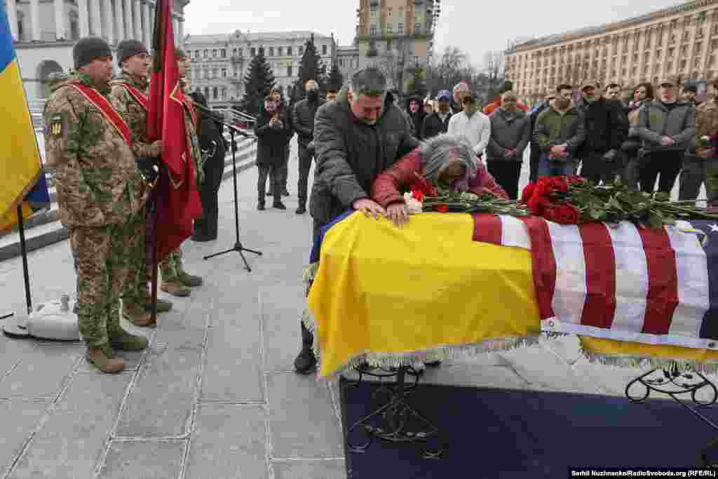 Джон та Леслі Гертвеки прощаються із сином на майдані Незалежності.«Він загинув занадто молодим, але загинув справжнім героєм. Я дуже пишаюся його вчинком. Він приїхав сюди заради вашого народу, заради України, щоб боротися за свободу. Це те, за що боровся Ітан – за свободу» – сказала Леслі Гертвек під час церемонії прощання на майдані Незалежності в Києві, лютий 2025 року