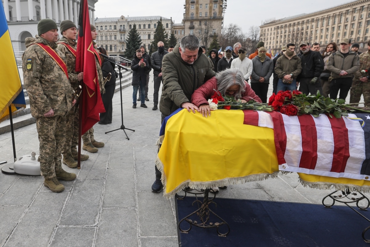 Джон та Леслі Гертвеки прощаються із сином на майдані Незалежності.<br><br>«Він загинув занадто молодим, але загинув справжнім героєм. Я дуже пишаюся його вчинком. Він приїхав сюди заради вашого народу, заради України, щоб боротися за свободу. Це те, за що боровся Ітан – за свободу» – сказала Леслі Гертвек під час церемонії прощання на майдані Незалежності в Києві, лютий 2025 року
