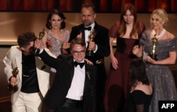 Павел Таланкин с режиссером Девидом Боренштейном и продюсерами фильма на церемонии вручения "Оскара", 15 марта 2026