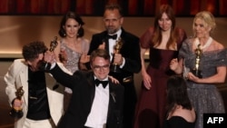 Поранешниот руски учител Павел Таланкин го прославува освојувањето на Оскарот за најдобар документарец