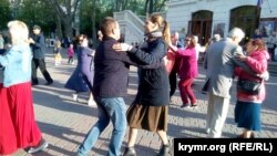 Танцы в Севастополе на площади перед театром имени Луначарского, 9 мая 2019 года
