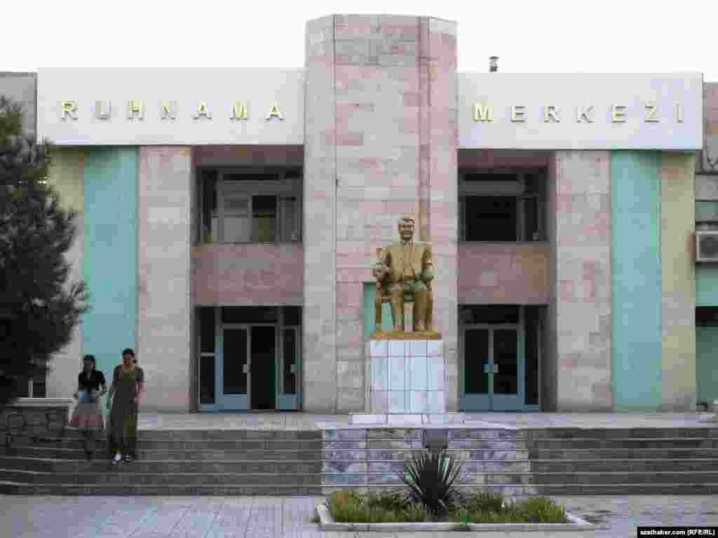"Ruhnama Merkezi". Türkmenabat