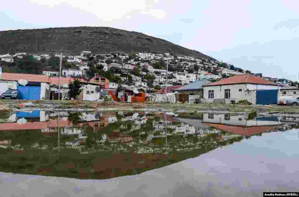 Bayılın aşağı hissələri neft mədəninə daha yaxındır və ətrafda çirkab suları daha çoxdur. 