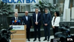  Министърът на превоза и известията Гроздан Караджов (вляво) дава изказване пред медиите 