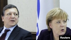 Jose Manuel Barroso și Angela Merkel înaintea summitului UE