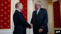 Владимир Путин и Милош Земан на переговорах в Москве, май 2015 года