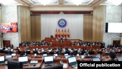 Премьер-министр Сооронбай Жээнбеков Жогорку Кеңеште баяндама жасап жатат. 27-апрель, 2017-жыл