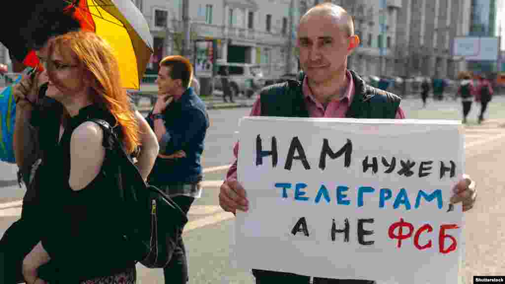 РУСИЈА - Апликацијата за испраќање пораки Телеграм ја смени својата политика на приватност и прифати да оддава одредени податоци на корисниците во случај на тероризам, освен во Русија со која е во судир. Руските власти во април наредија блокада на Телеграм кој има 200 милиони корисници од кои 7 насто во Русија, бидејќи таа апликација им оневозможува на службите за безбедност да ги читаат пораките на корисниците.