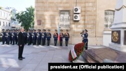 İ.Əliyev «İstiqlal abidəsi» önündə