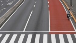 Biciklista na praznoj ulici u Tokiju, 4. maj 2020.