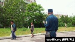 Сотрудник ташкентской милиции наблюдает за прохожими. 