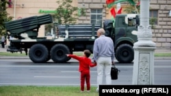 Вайсковы парад у Менску. Архіўнае фота