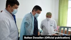 Президент Сооронбай Жээнбеков посетил раненых пограничников.