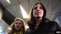 Марія Альохіна (ліворуч) і Надія Толоконникова в аеропорту «Внуково», Москва, 27 грудня 2013 року 